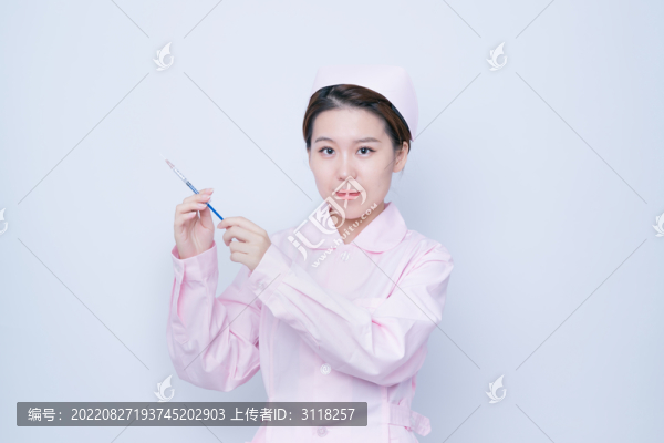 手持注射器的女性醫(yī)護人員形象