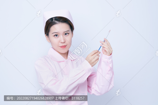 手持注射器的女護士形象