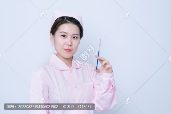 手持注射器的女護士醫(yī)護形象
