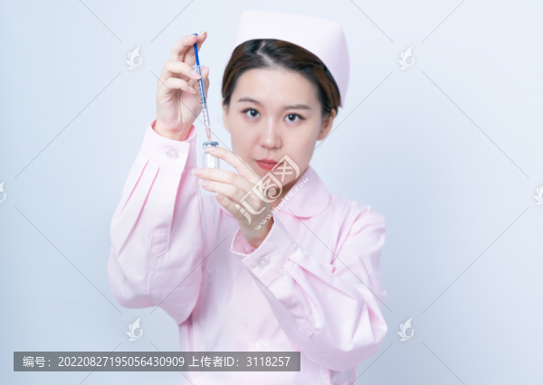 手持注射器的女護(hù)士醫(yī)護(hù)形象