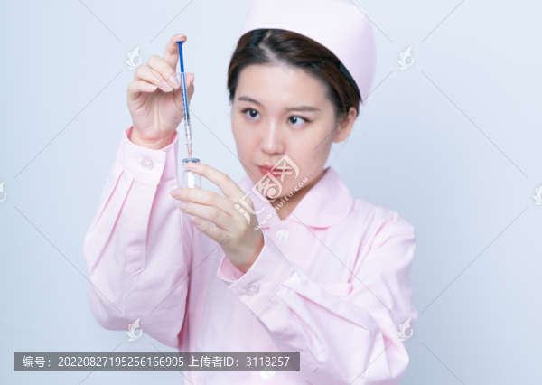 手持注射器的女護(hù)士形象