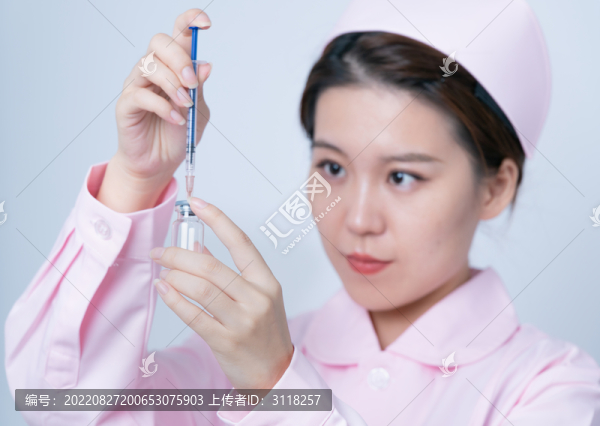 手持注射器的醫(yī)護(hù)人員形象