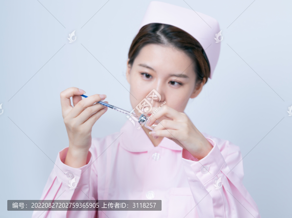 手持注射器的醫(yī)護人員形象