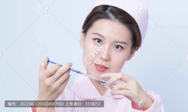 醫(yī)護(hù)人員手持注射器的特寫