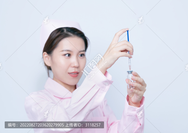 醫(yī)護(hù)人員手持注射器