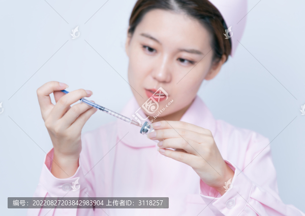 醫(yī)護(hù)人員手持注射器