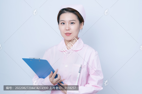 拿著文件夾的醫(yī)護(hù)人員