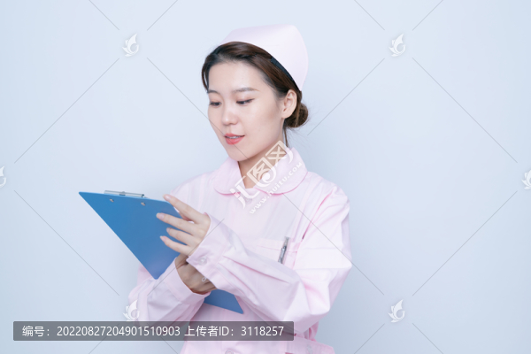 拿著文件夾的醫(yī)護(hù)人員
