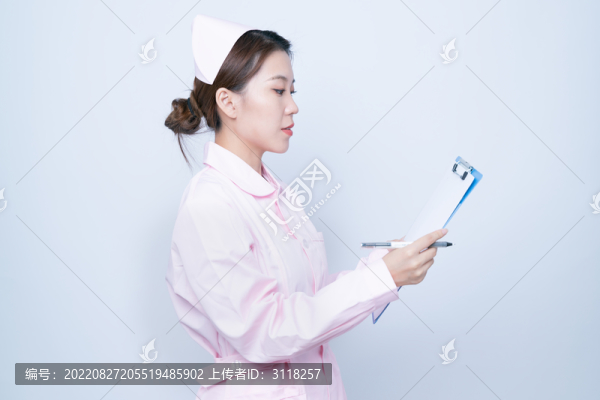 手持病歷夾的女護士形象