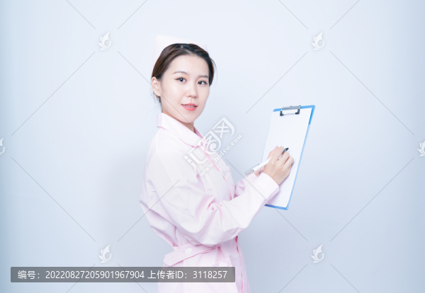 手持病歷夾的女護士
