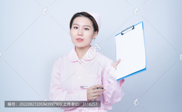 手持病歷本展示的女護(hù)士形象