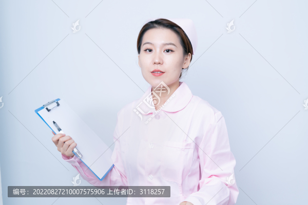 手持病歷夾的女護(hù)士