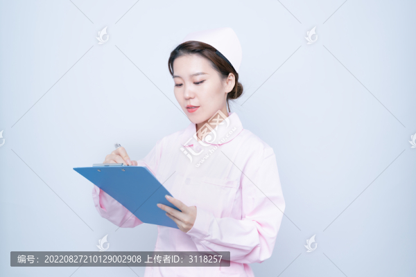 手持文件夾的女護(hù)士