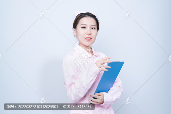 手持病歷夾的女護(hù)士形象