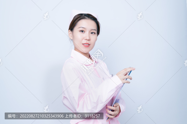 手持病歷夾的女護(hù)士形象