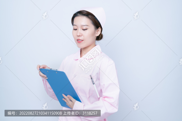 手持病歷夾的女護士形象