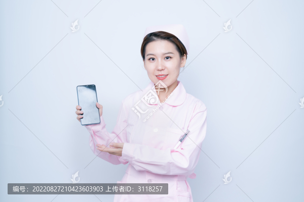 手持手機的女護士形象