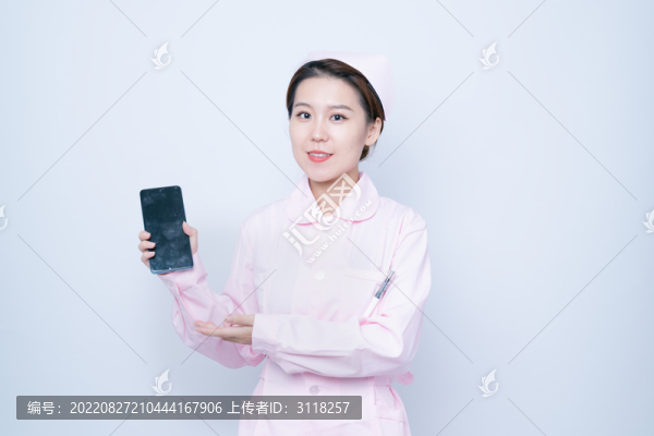 手持手機的女護士形象