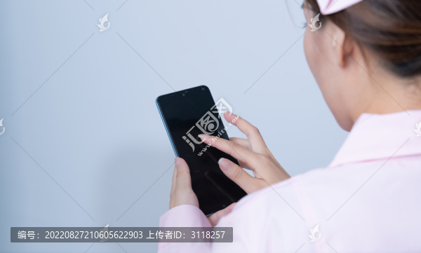 使用手機的女護士特寫