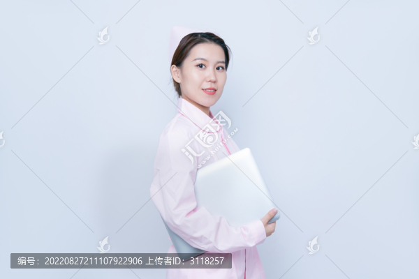 手持筆記本電腦的女護士形象