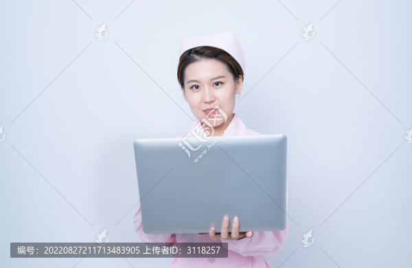 使用筆記本電腦的女醫(yī)護形象