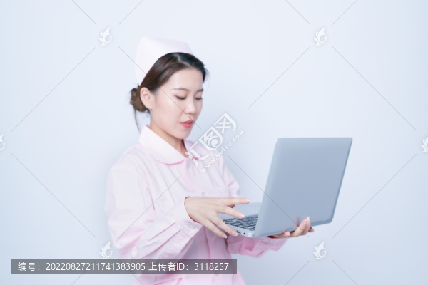 使用筆記本電腦的女醫(yī)護形象