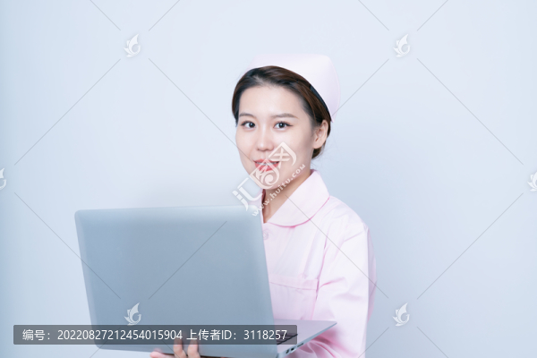 手持電腦工作的女護士