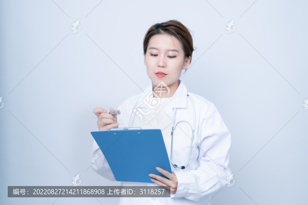 手持文件夾的女醫(yī)生