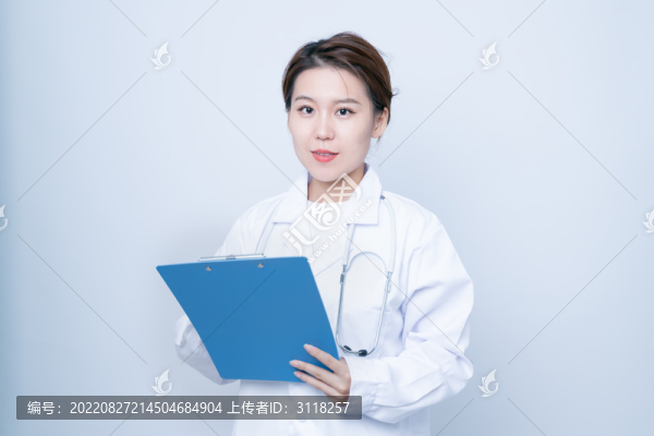 手持文件夾的女醫(yī)生