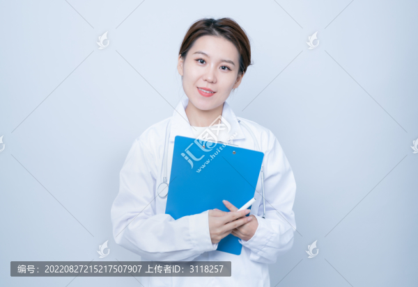 手持文件夾的女醫(yī)生形象