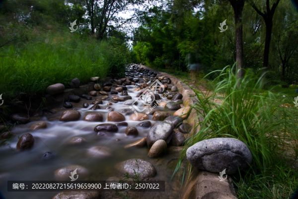 小溪流水