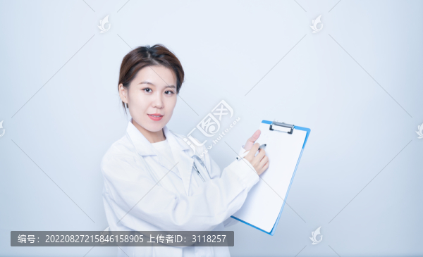 拿著文件夾演示的女醫(yī)生