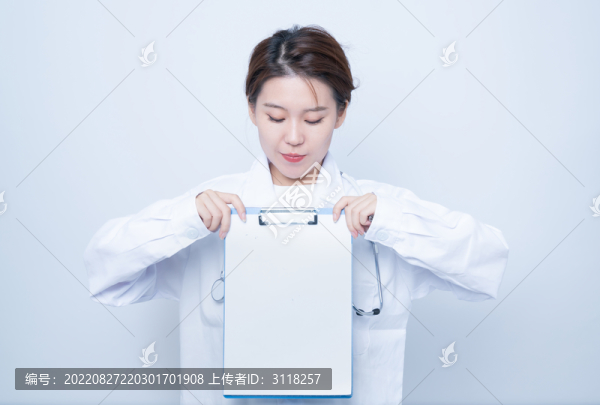 雙手拿著空白文件夾的女醫(yī)生