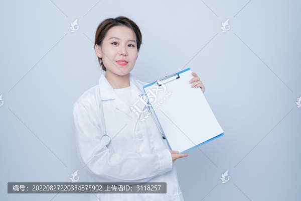 手持空白文件展示的女醫(yī)生