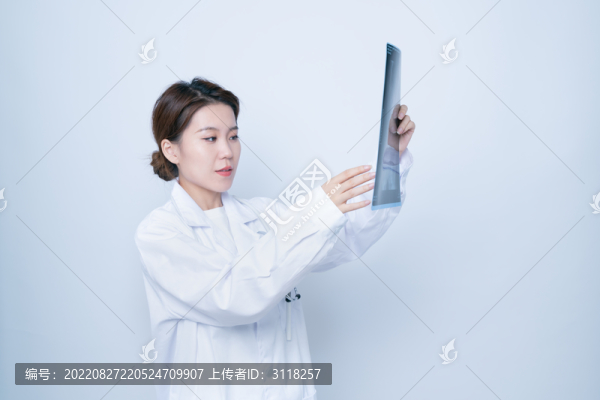 查看X光照片的女醫(yī)生