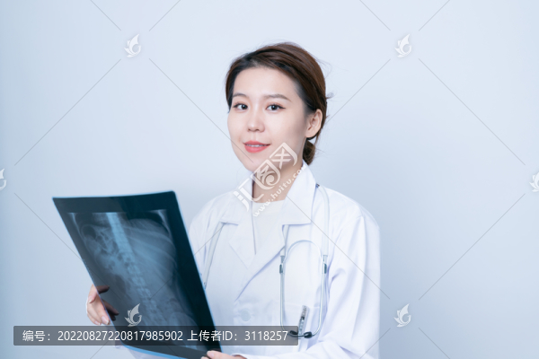 手持X光醫(yī)學照片的女醫(yī)生肖像