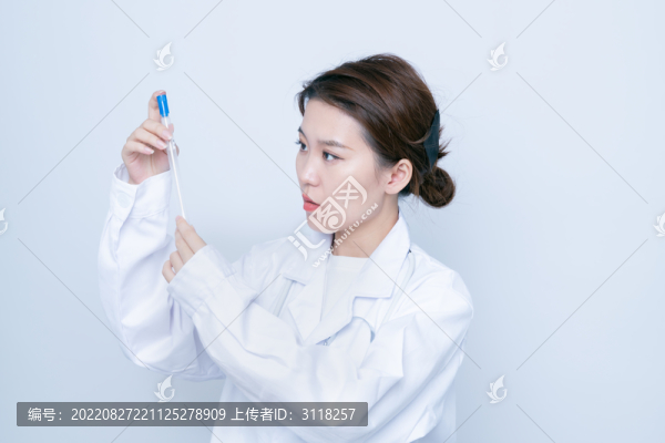 手持實(shí)驗(yàn)樣本的女醫(yī)生形象
