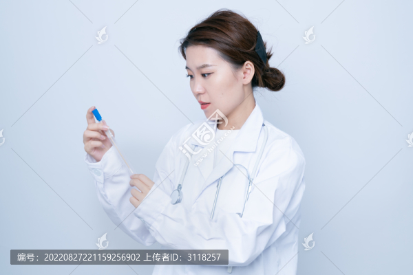 手持實(shí)驗(yàn)樣本的女醫(yī)生形象