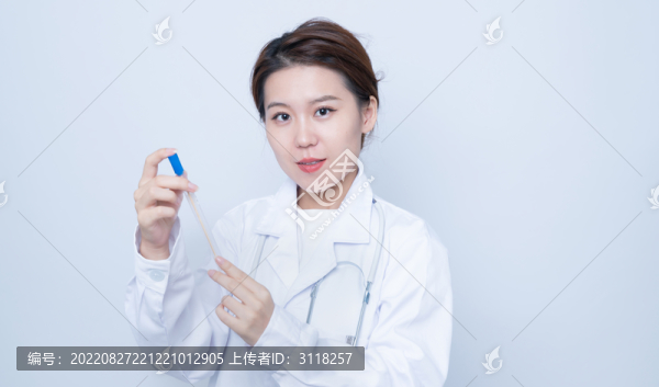 手持檢測樣本的女醫(yī)生形象