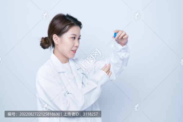 手持檢測樣本的女醫(yī)生形象