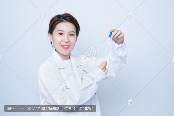手持檢測樣本的女醫(yī)生形象