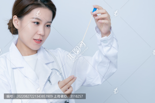 手持實驗樣本的年輕女性