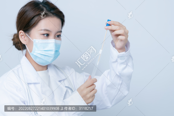 手持實(shí)驗(yàn)樣本的女醫(yī)生形象