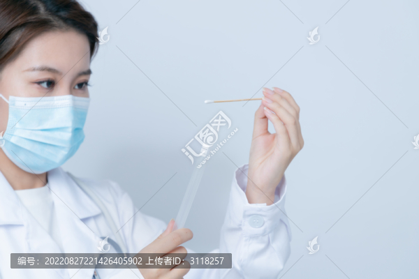 手持實驗樣本的女醫(yī)生形象