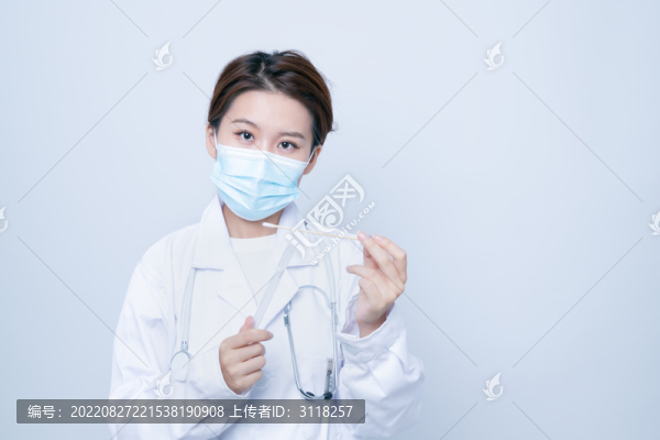 穿白褂做試驗檢測的年輕女性