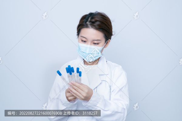 手持檢測樣本的年輕女醫(yī)生