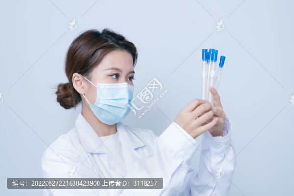 手持檢測樣本的年輕女醫(yī)生