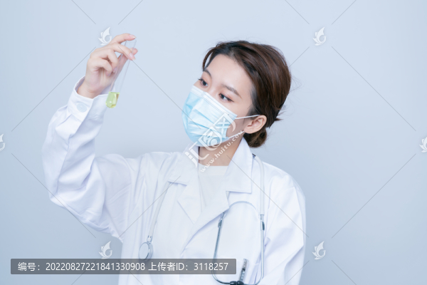 手持試管實驗的年輕女醫(yī)生