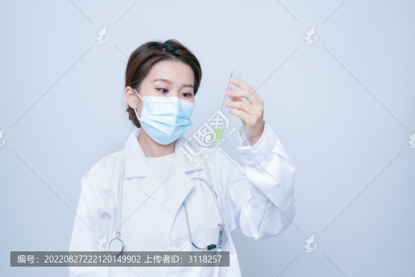 拿著試管的實驗室女性形象