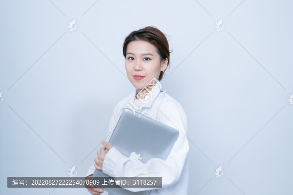 手持筆記本電腦的女醫(yī)生